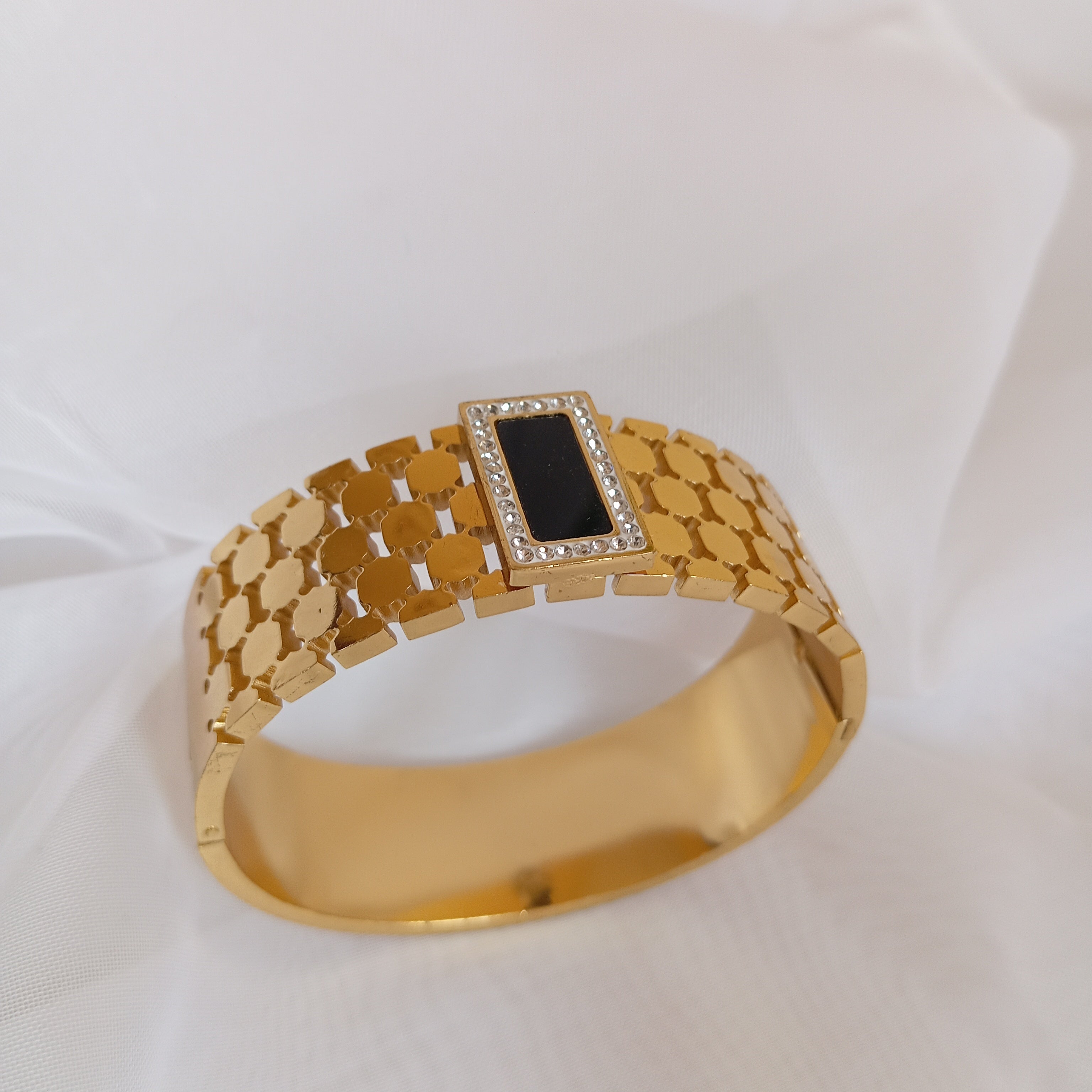 Black Stone 18k gold bangle