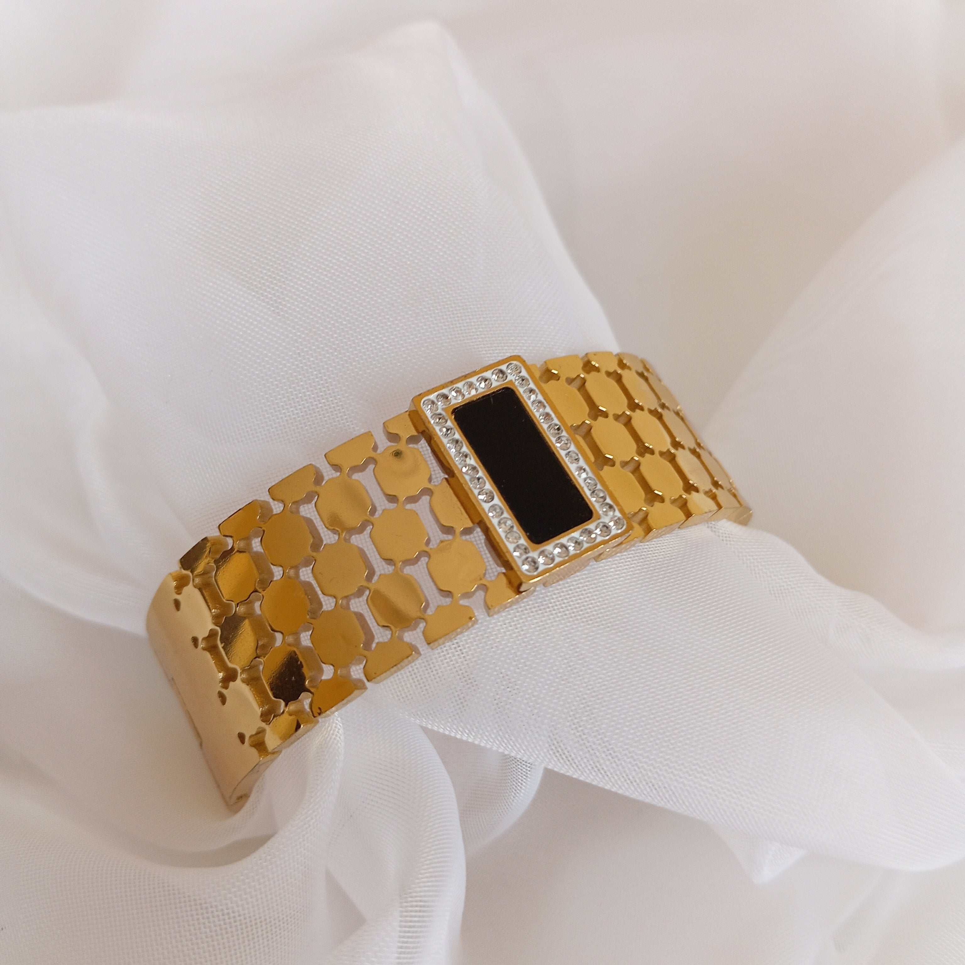 Black Stone 18k gold bangle